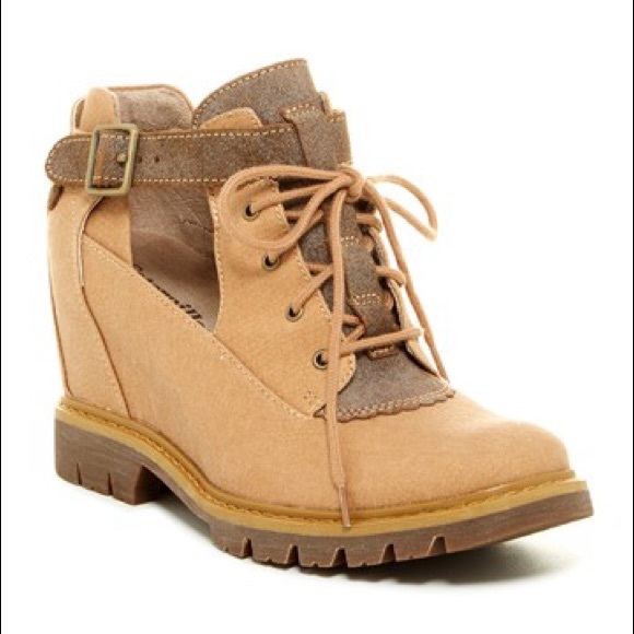 caterpillar wedge boots